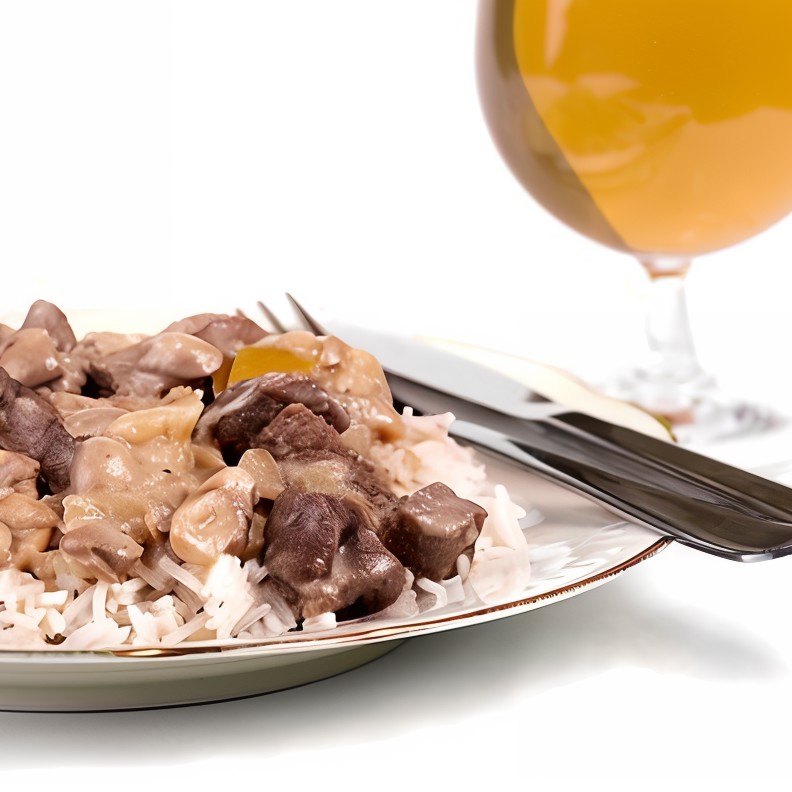 Жареная говядина с красным перцем, грибами, устричным соусом и рисом