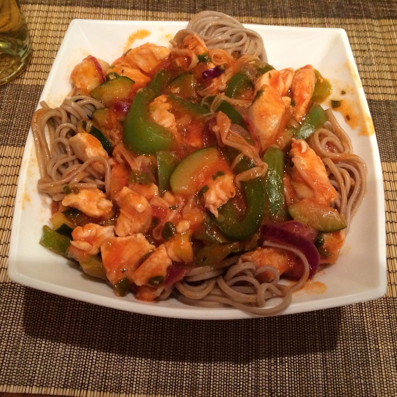 Жареная курица с зеленым перцем, зеленым луком и лапшой соба в соусе чили