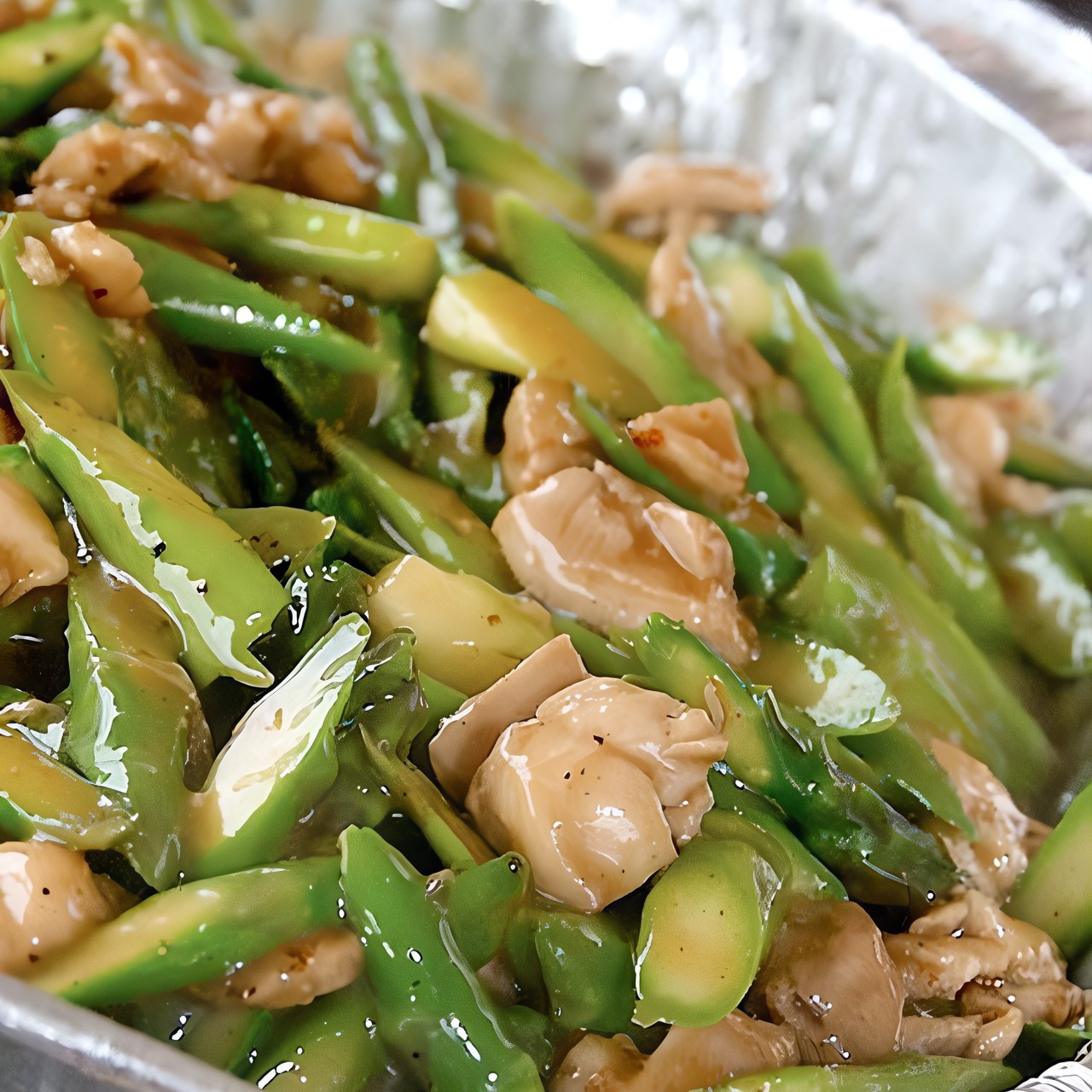 Жареная курица со спаржей и фисташками