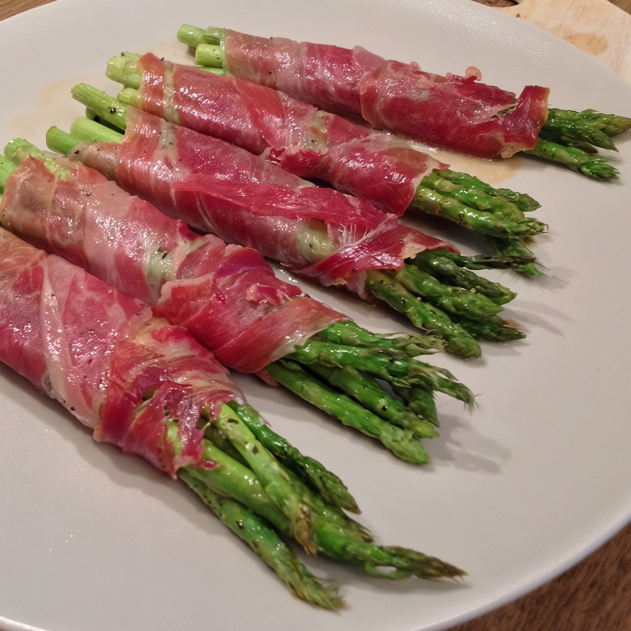 Жареная спаржа с хамоном