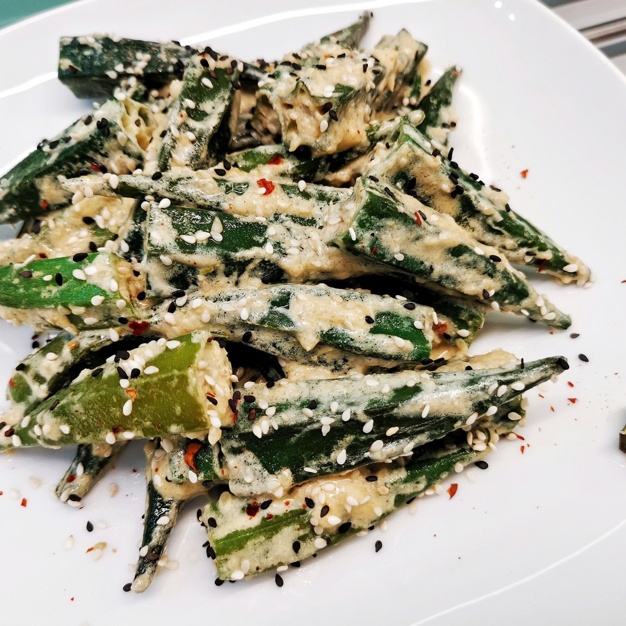 Жареная бамия в чесночном соусе