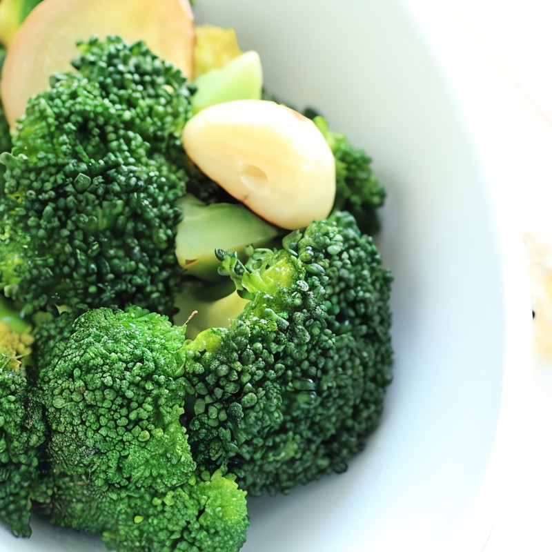 Жареная брокколи с чесноком, чили и лимонным соком