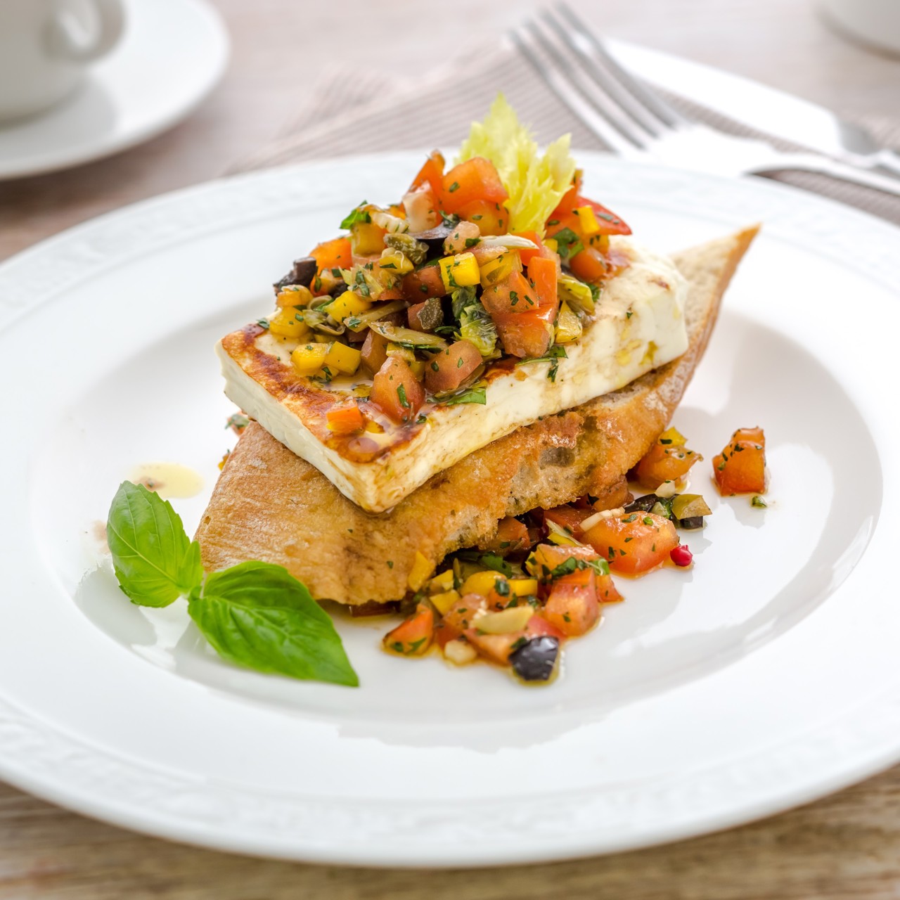 Жареная брынза на деревенском хлебе с сальсой из томатов и острого перца