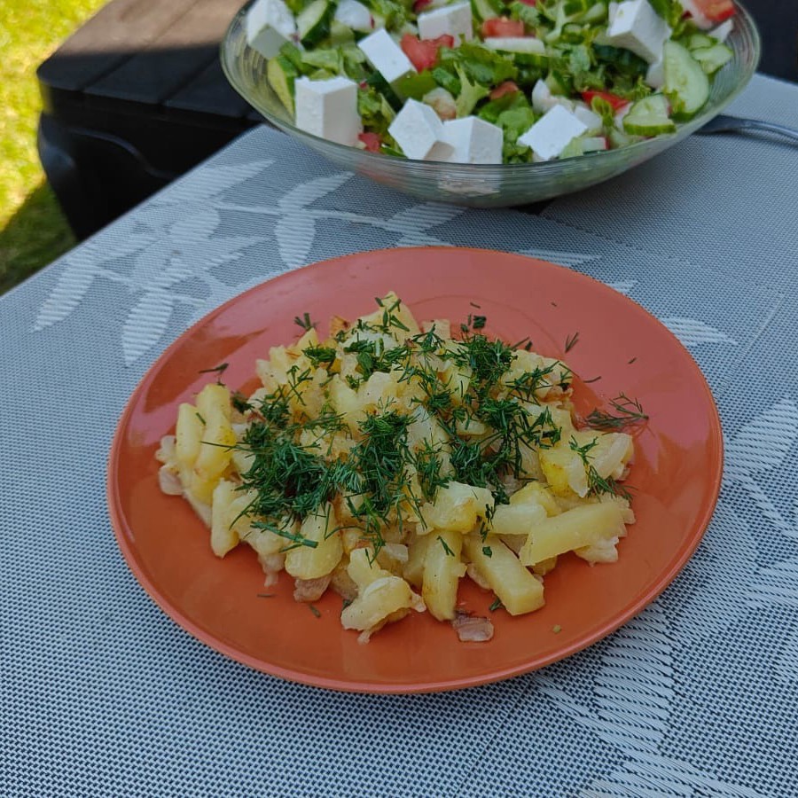 Жареная картошка с чесноком и зеленью