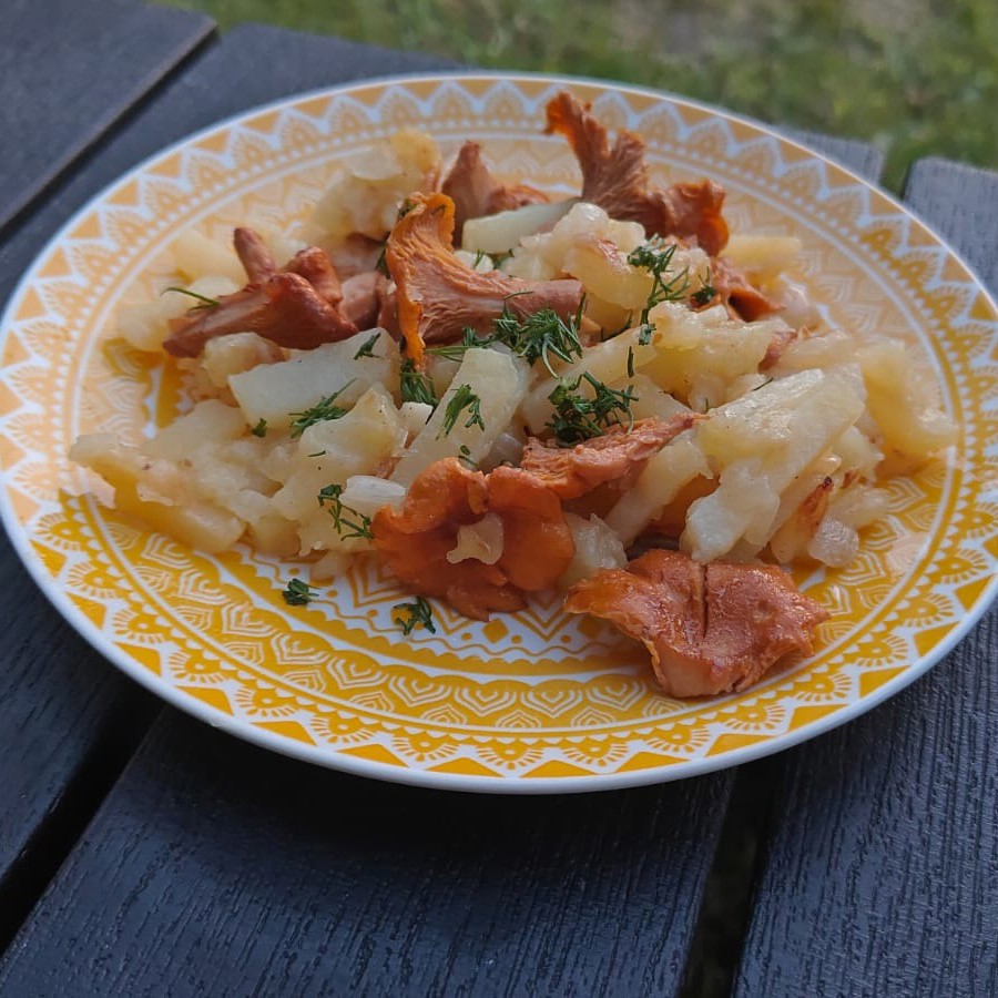 Жареная картошка с лисичками