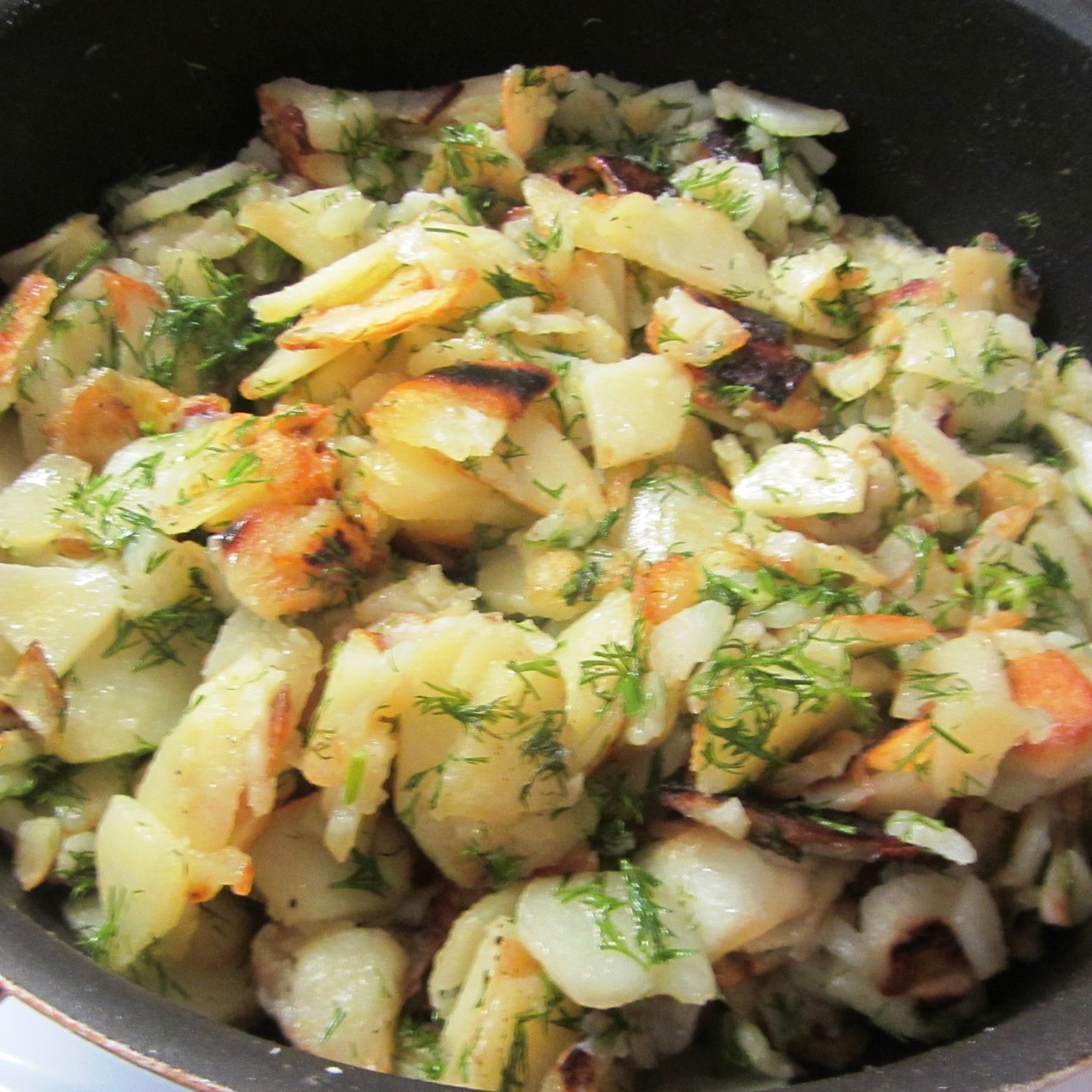 Жареная картошка с зеленью