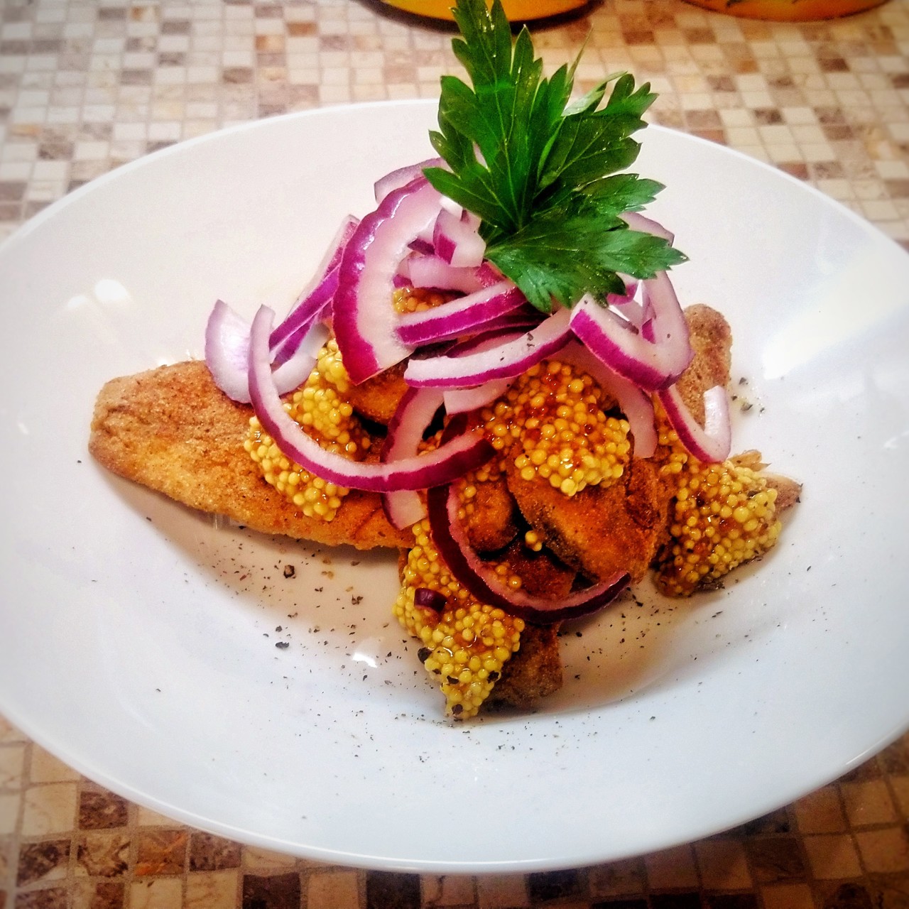 Жареная сельдь с горчицей и красным луком