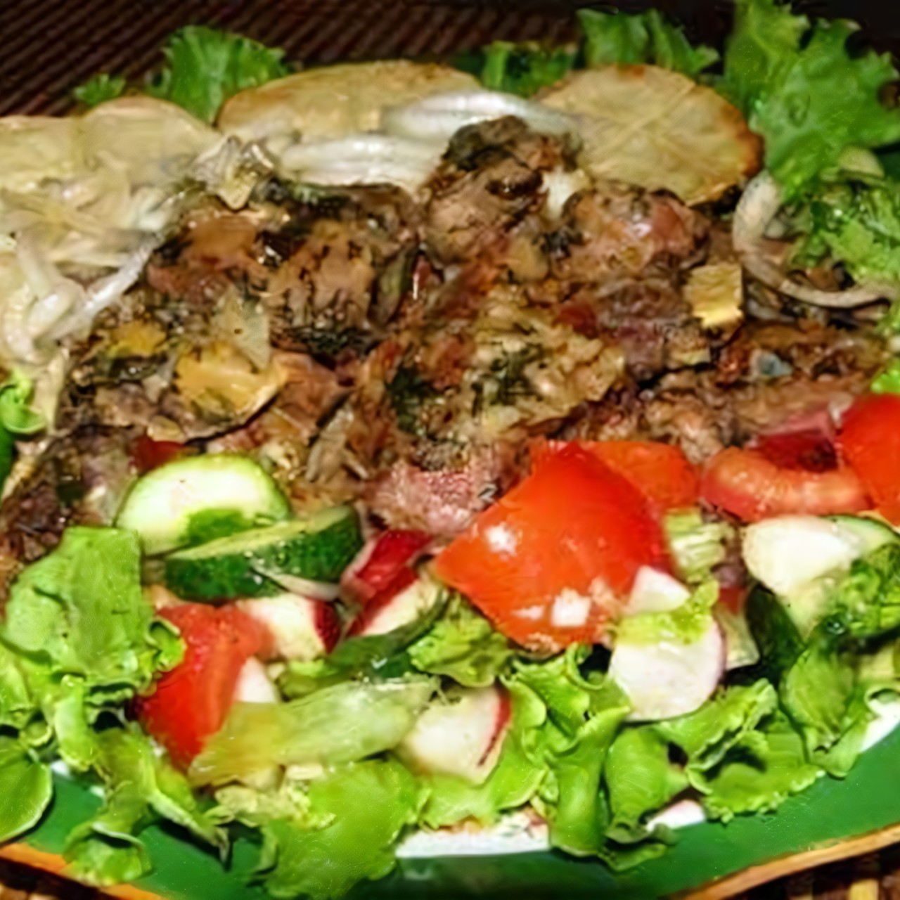 Жареная телятина с томатным соусом, маринованным луком и свежими овощами