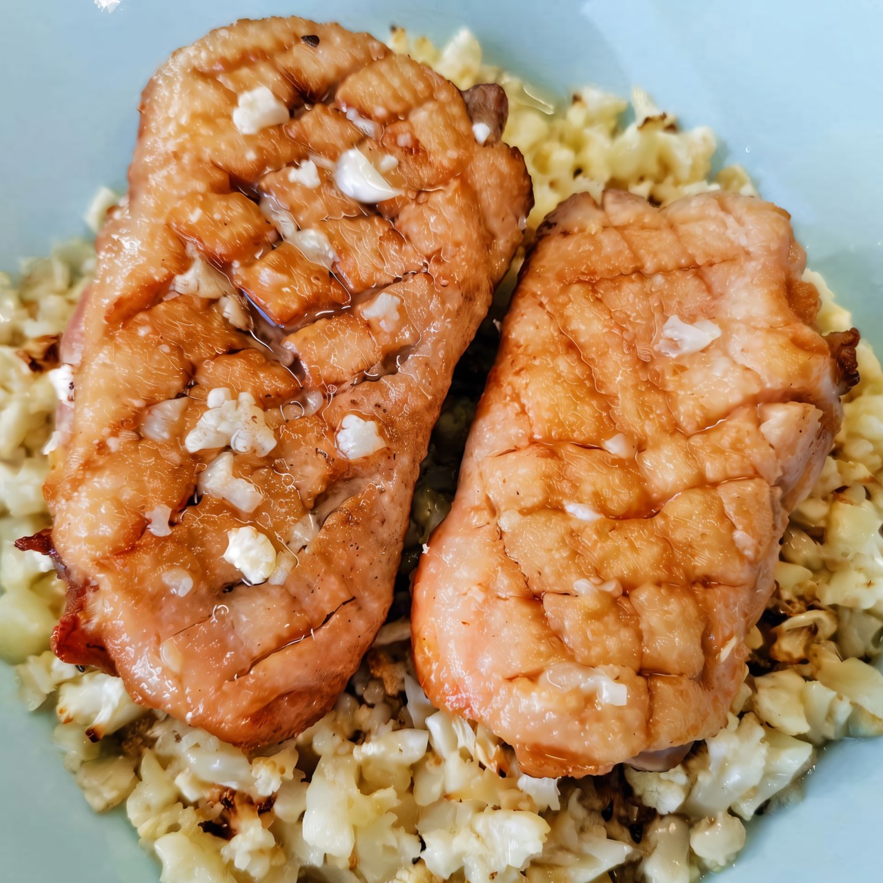 Жареная утка с гарниром из цветной капусты