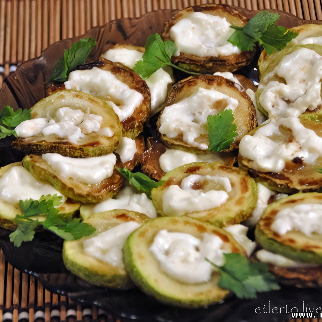 Жареные кабачки с чесночным соусом