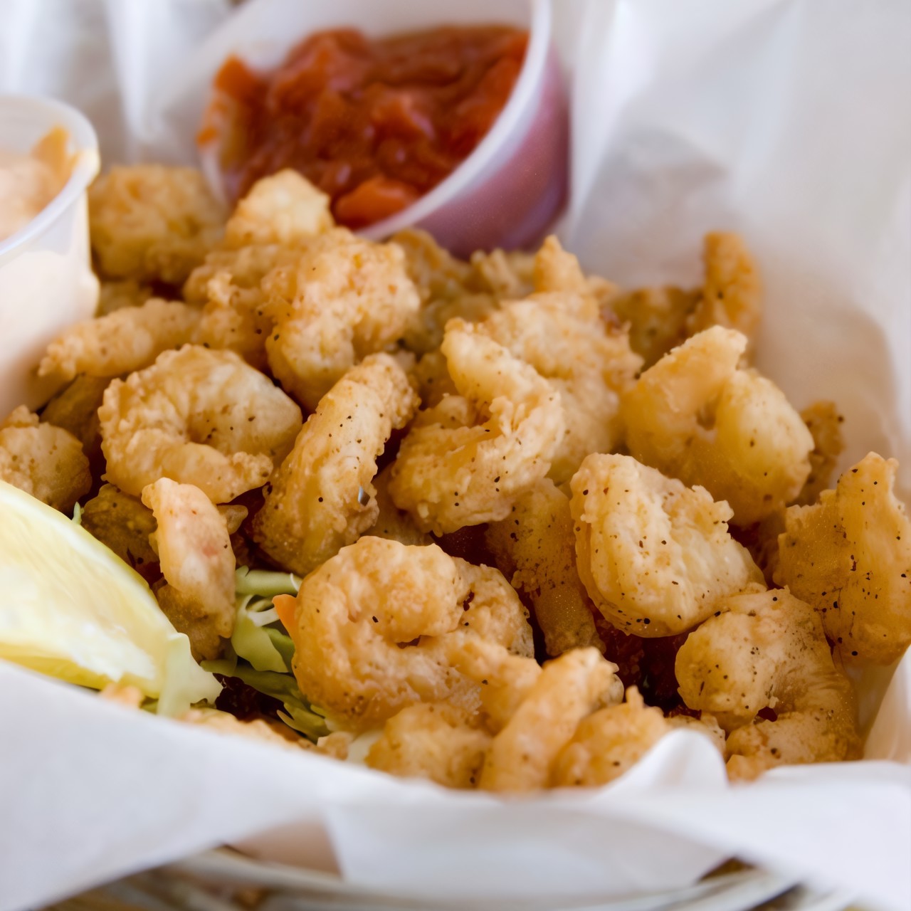 Жареные креветки в яйце