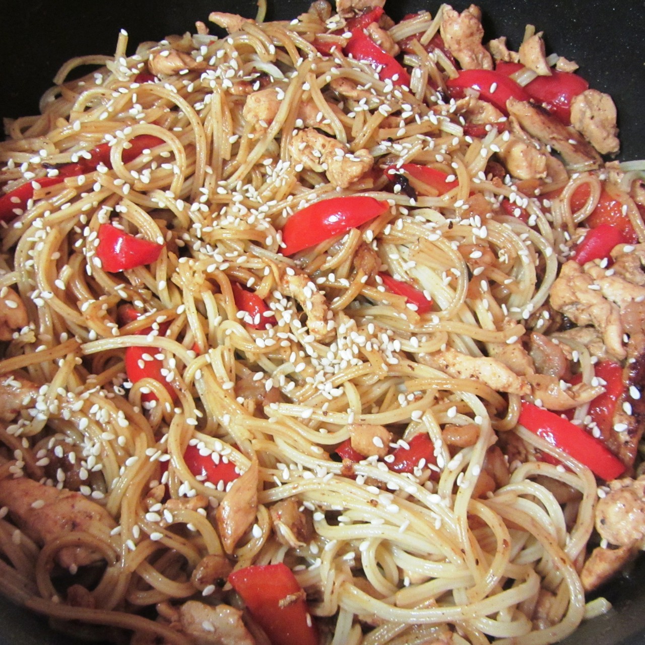 Жареные курица и креветки с лапшой соба и маринованным имбирем