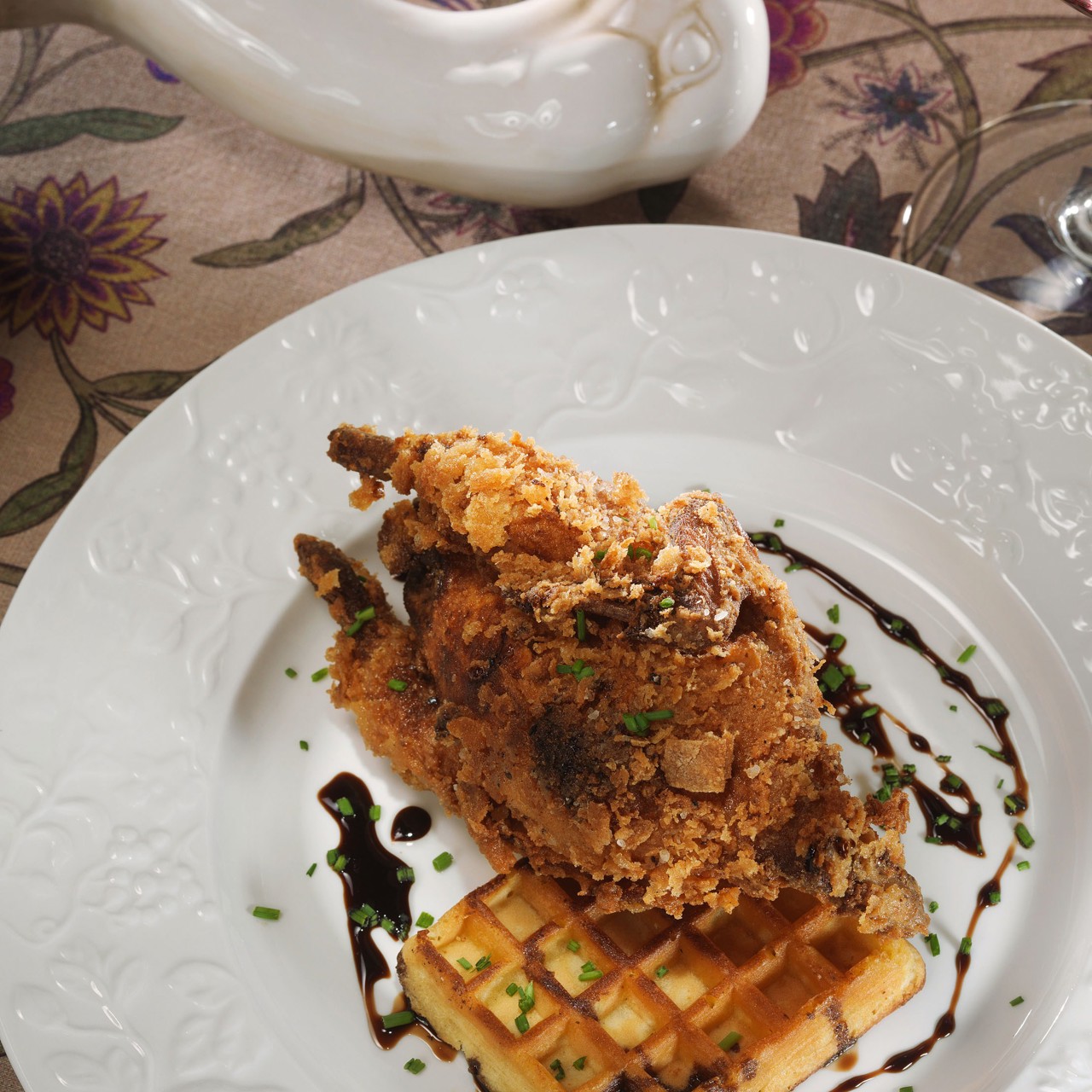 Жареные перепелки с вафлями и кленовым сиропом