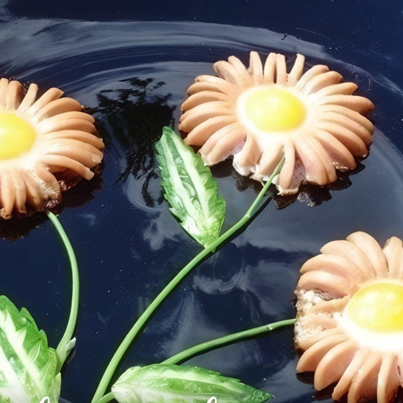 Жареные сосиски «Ромашки» с яйцом