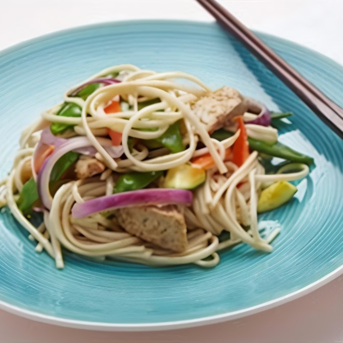 Жареные темпе и овощи с гречневой лапшой