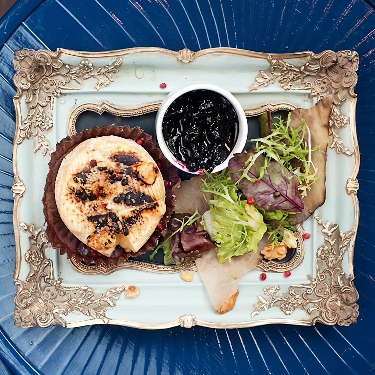 Жареный камамбер с чернично-розмариновым джемом