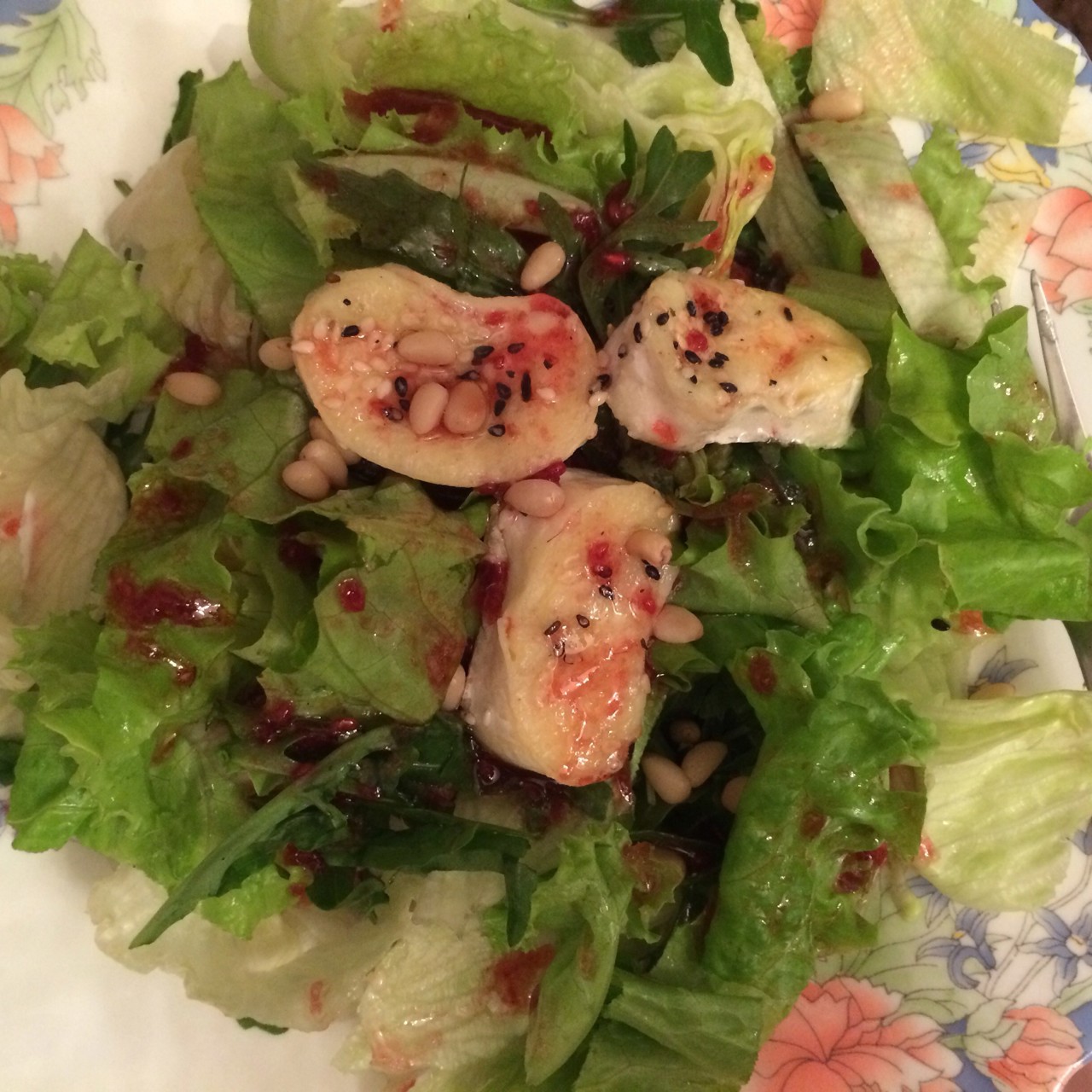 Жареный камамбер с малиновым соусом