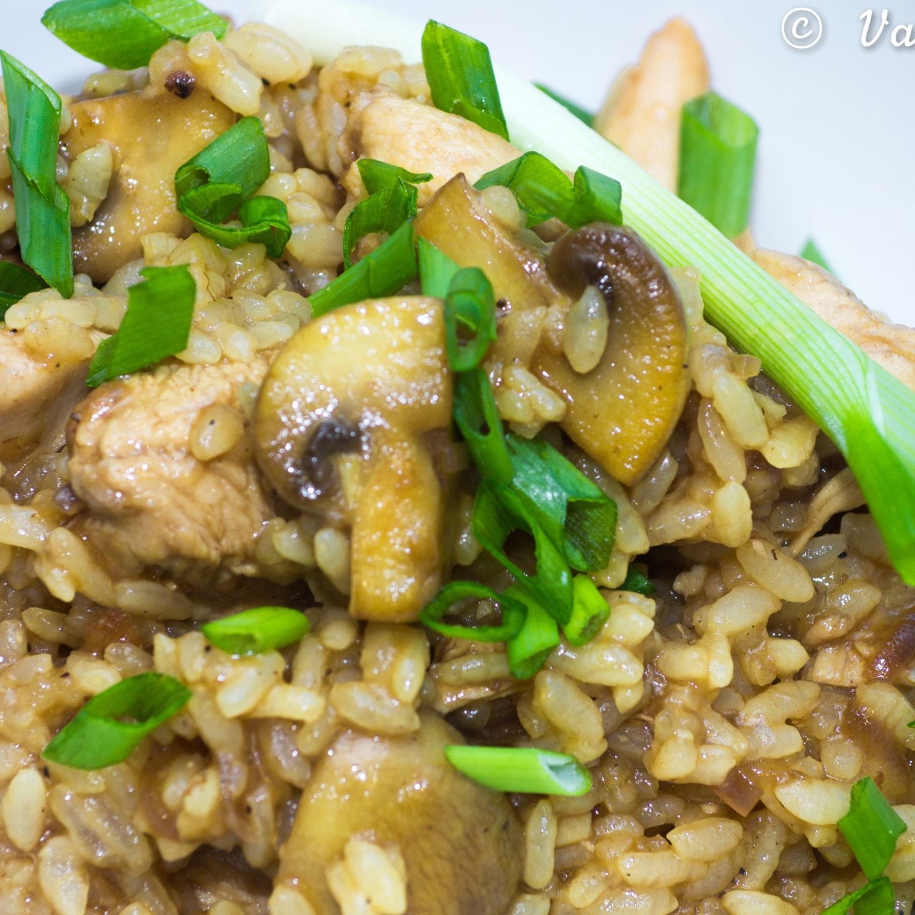 Жареный рис с курицей и грибами