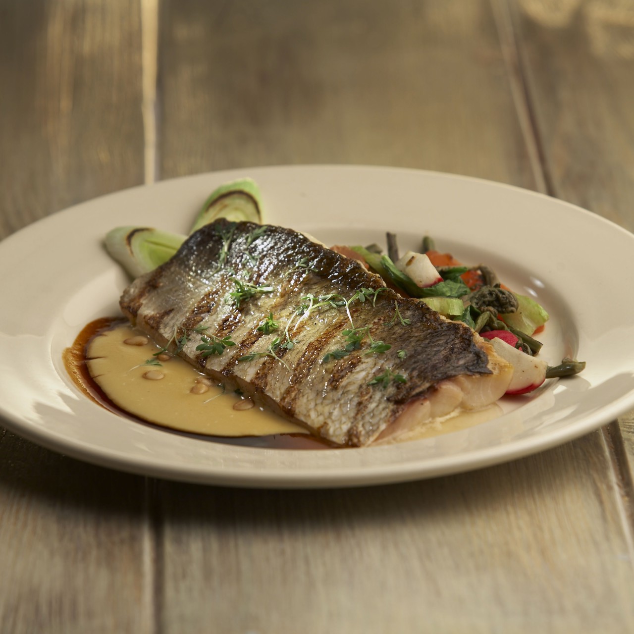 Жареное филе муксуна с теплым овощным салатом и орляком