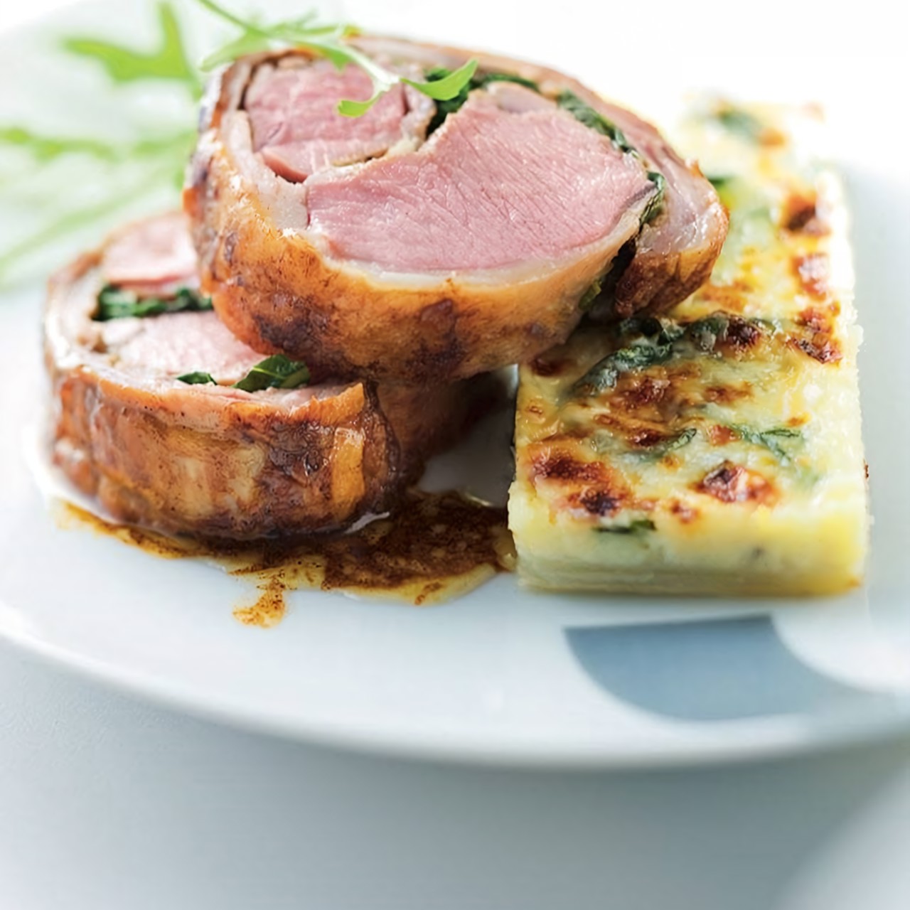 Жареное седло барашка под коркой из пряных трав