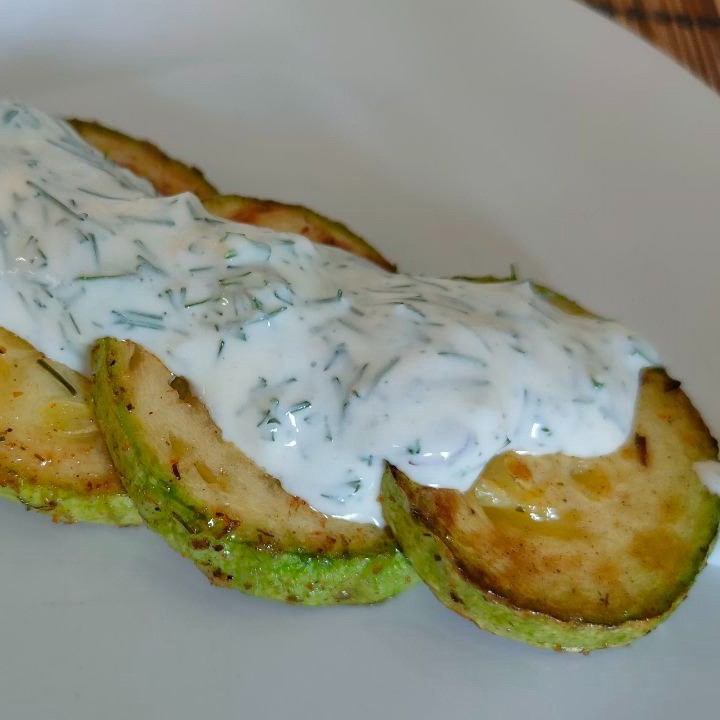 Жареные кабачки со сметанным соусом