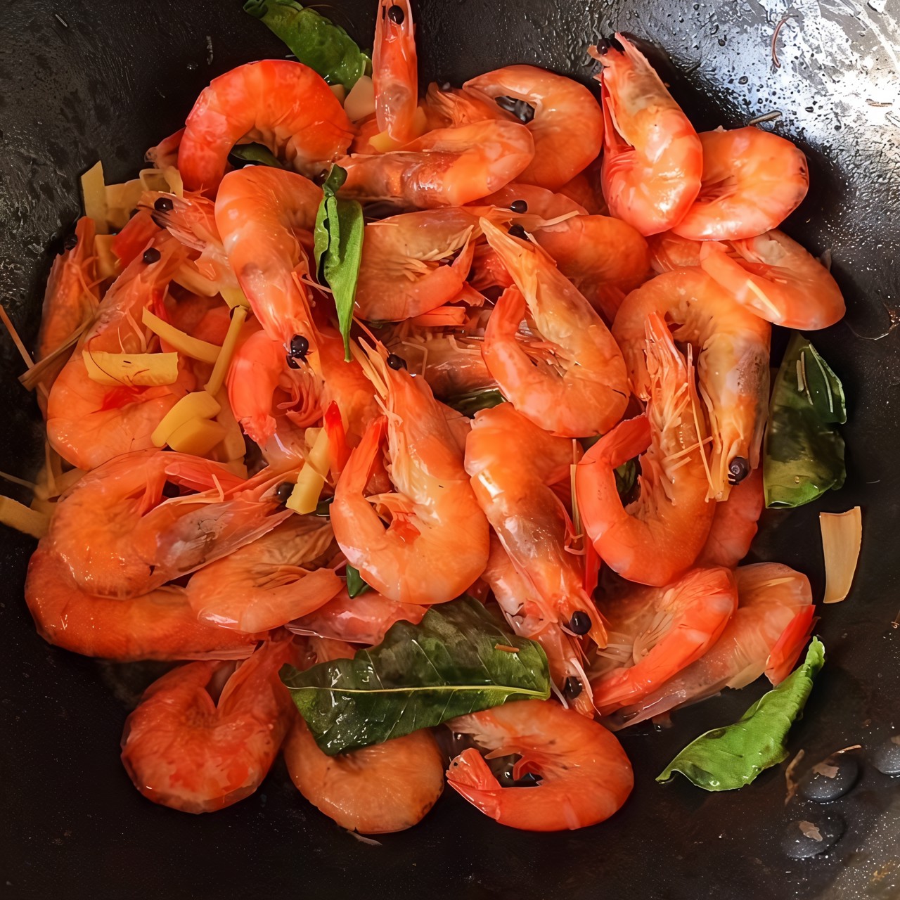 Жареные креветки по-тайски