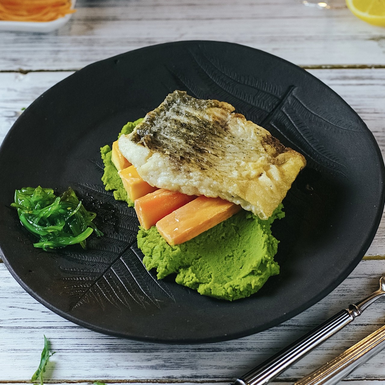 Жареный чир с гороховым пюре