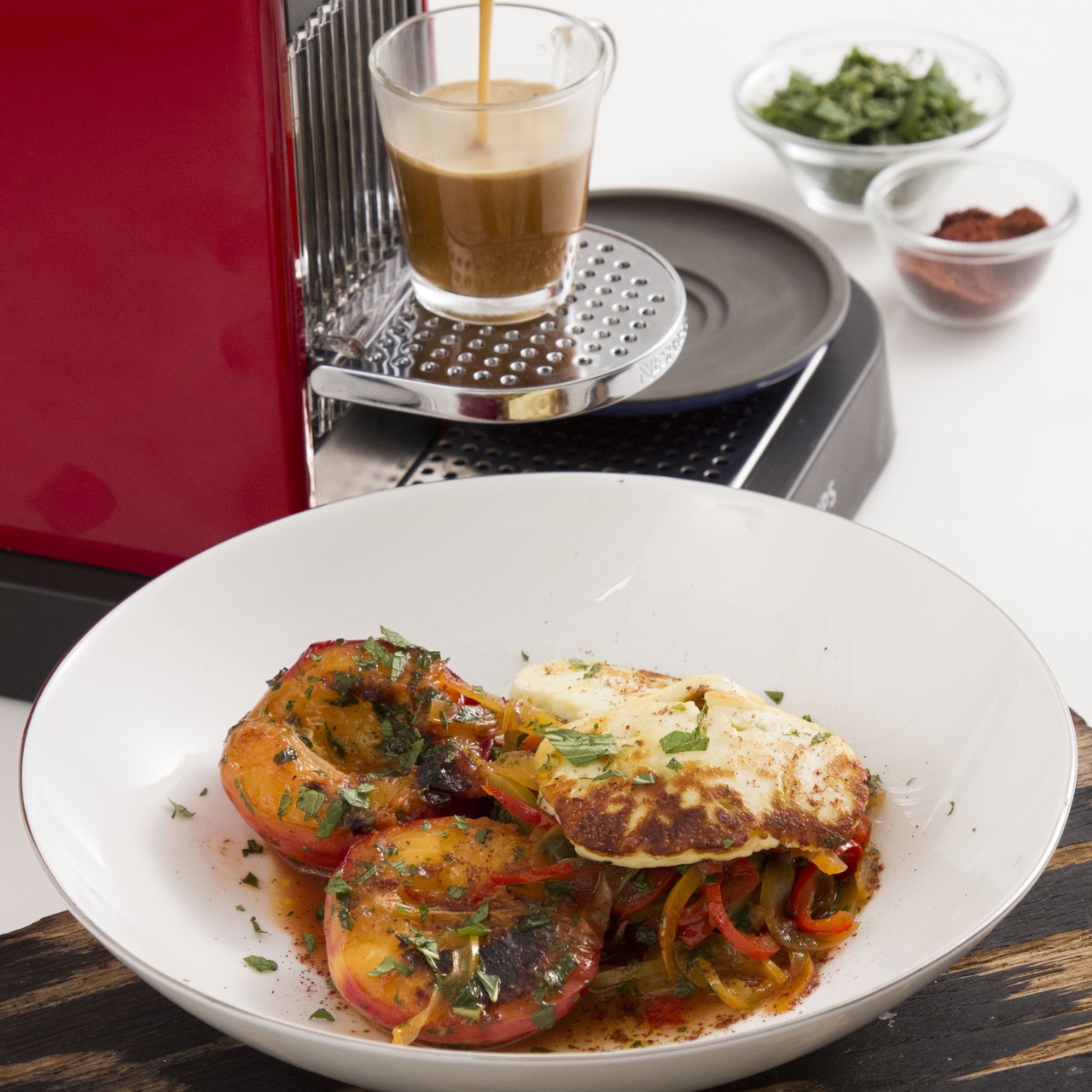 Жареный халуми с перцами и нектаринами