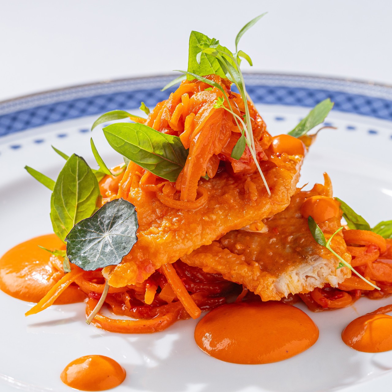 Жареный минтай с томатным соусом