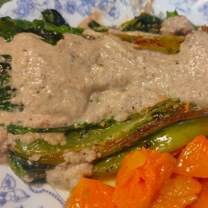 Жареный романо с грибным соусом