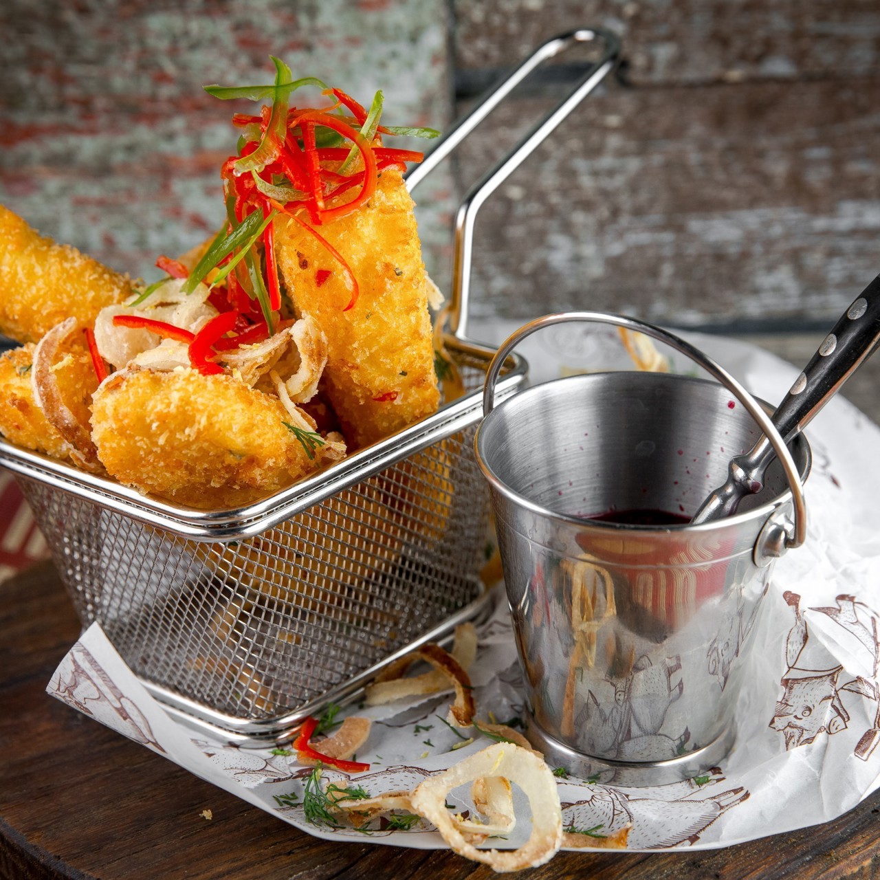 Жареный сулугуни с брусничным соусом от Funny Cabany