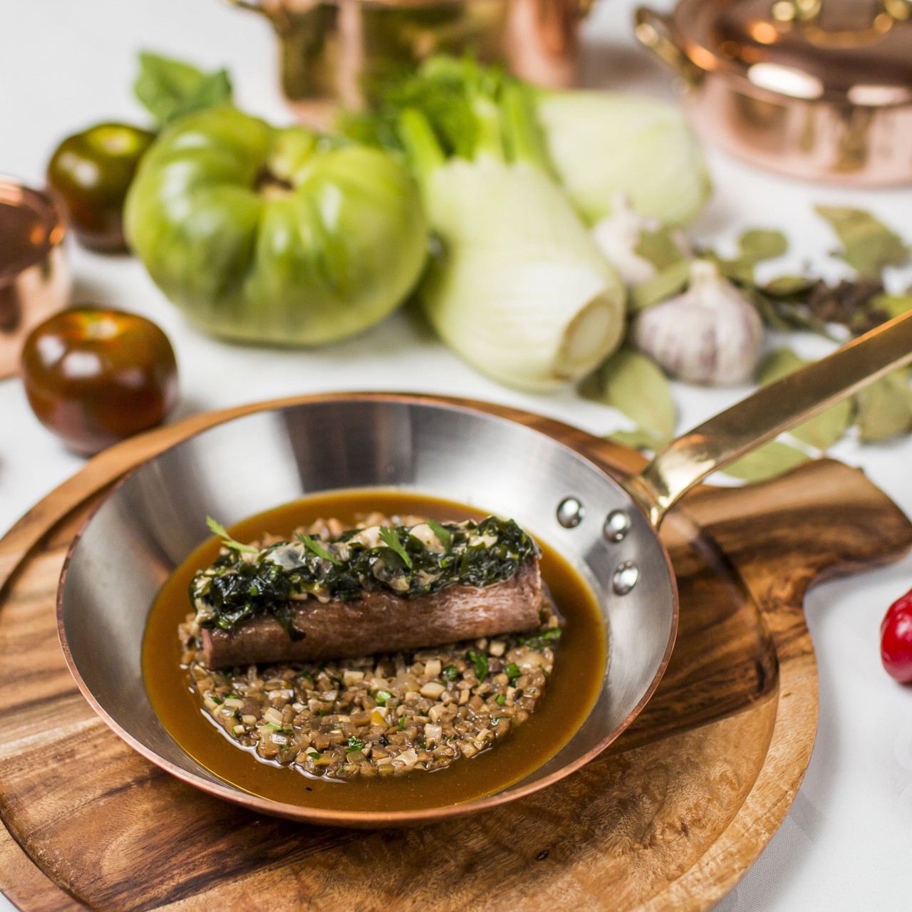 Жаркое из ягненка с вакаме и соусом из белых грибов