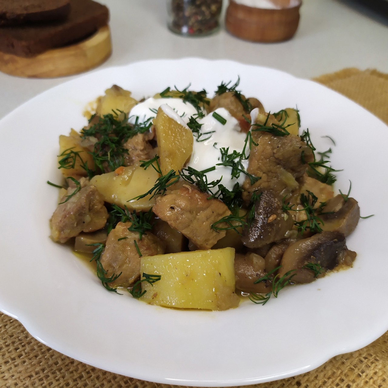 Жаркое со свининой и грибами