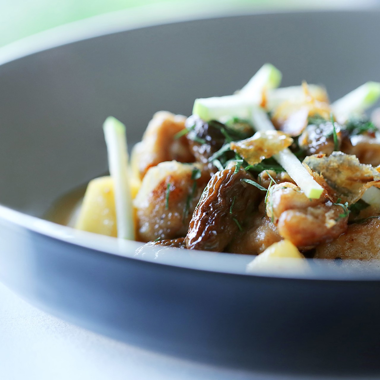 Железа теленка с копчеными яблоками