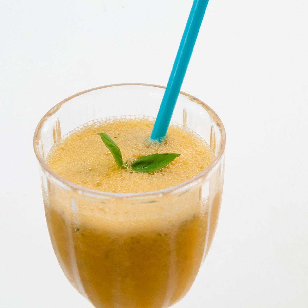 Желтый смузи с яблоками, базиликом и имбирем