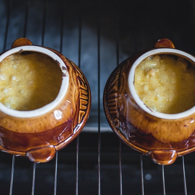 Жюльен с грибами и курицей в глиняных горшочках