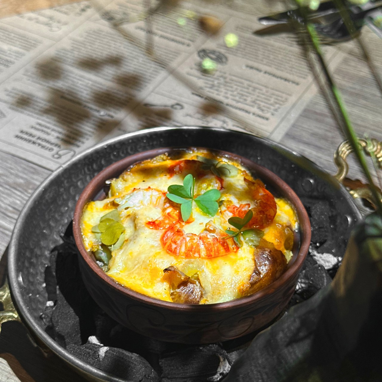 Жюльен из раковых шеек с луком-пореем в печеном картофеле