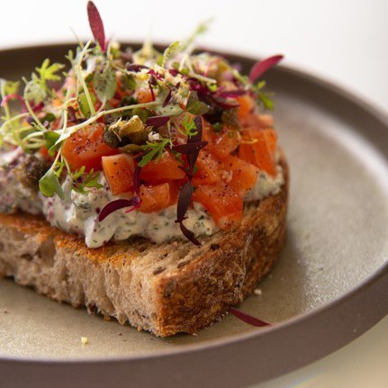 Злаковый тост с тартаром из слабосоленой форели