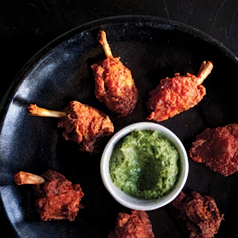 Золотистые куриные крылышки во фритюре