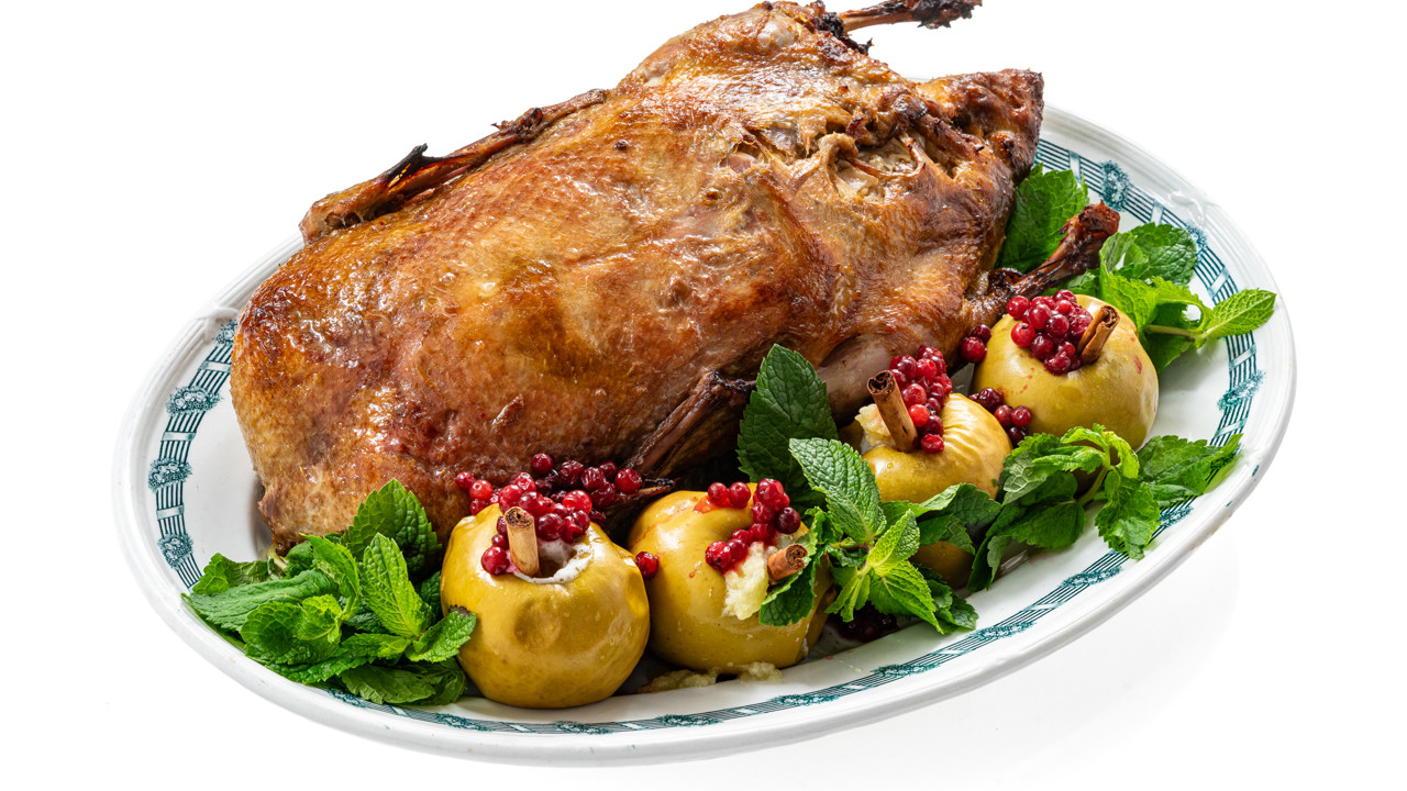 Утка в духовке с яблоками и квашеной капустой