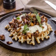 Горячие картофельные вафли с лисичками