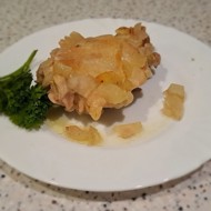 Куриное бедро с луком запеченное в духовке