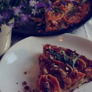 Абрикосовый тарт с медом и орехами