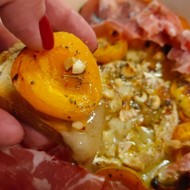 Абрикосы запеченные с сыром бри, дорблю, орехами и хамоном