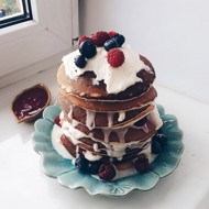 Американские панкейки с кремом из маскарпоне и малиной