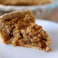 Американский яблочный пирог с ореховым топпингом