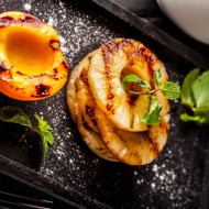 Ананас и персик на гриле