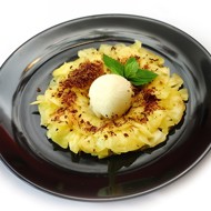 Ананасы в черном перце на гриле с мороженым и медово-апельсиновым соусом