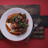 Андалузский салат с чоризо и помидорами