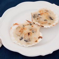 Английские гребешки в ракушках в соусе из белого вина